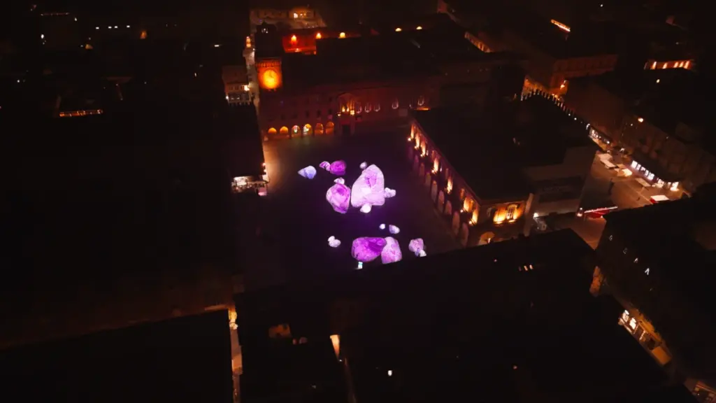 Una foto scattata da un drone su piazza Maggiore con “Iwagumi - Dismisura†illuminata