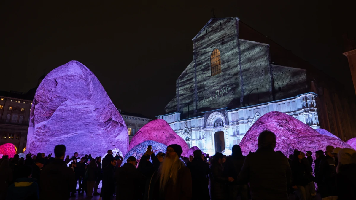 L’installazione “Iwagumi - Dismisura” sullo sfondo della basilica di San Petronio a Bologna