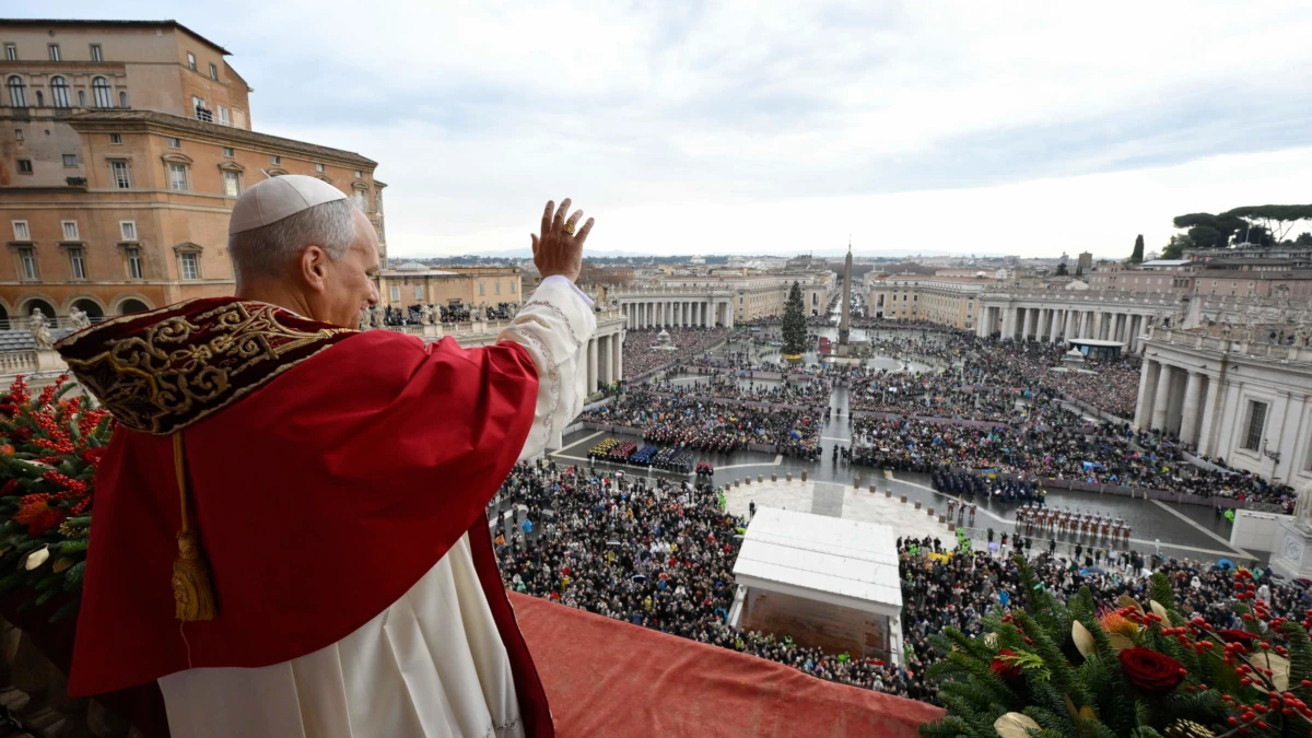 Papa Leone XIV affacciato su piazza San Pietro dalla loggia della basilica per la benedizione Urbi et Orbi di Natale, 25 dicembre 2025 (foto Ansa)