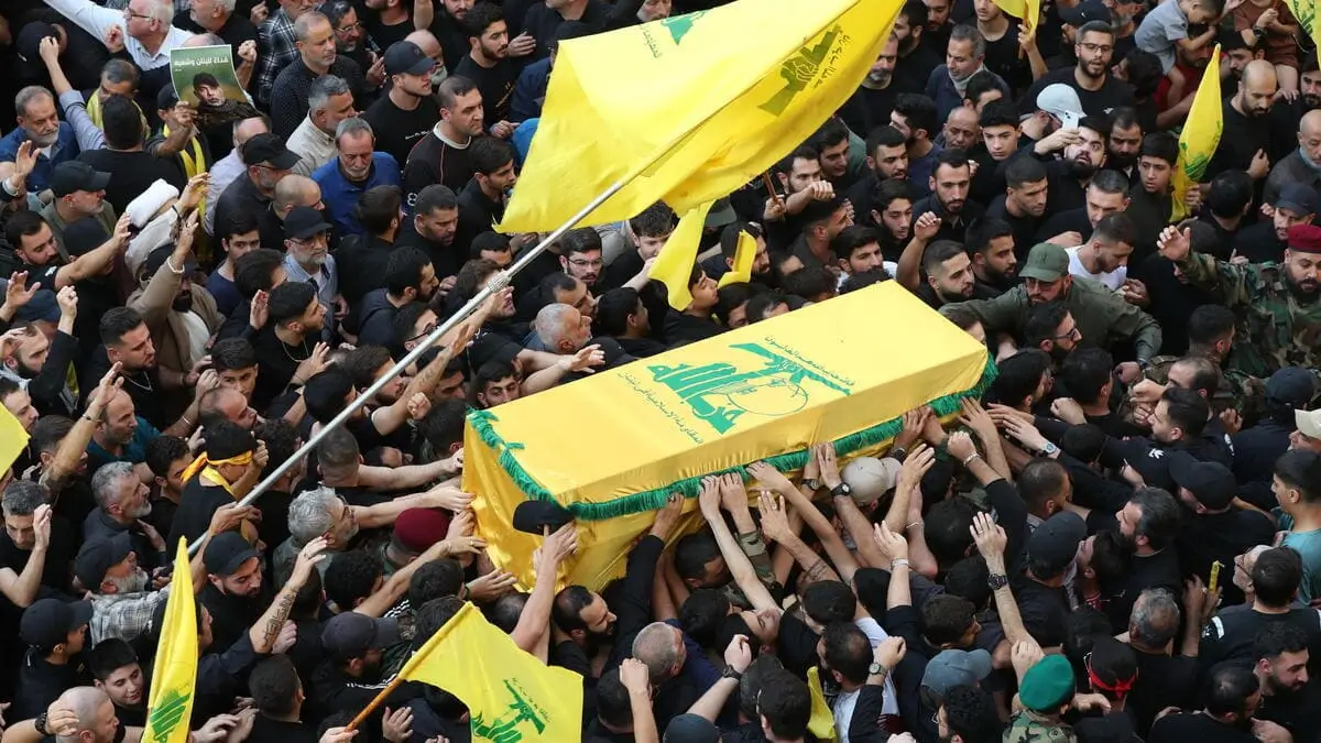Una folla di sostenitori di Hezbollah accompagna la bara del capo di stato maggiore dei fondamentalisti, Haytham Tabtabai, durante il funerale nella periferia sud di Beirut, Libano, il 24 novembre 2025. Tabtabai è stato assassinato in un attacco aereo israeliano il 23 novembre 2025