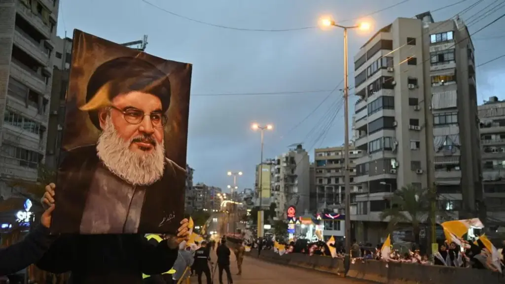 Un sostenitore di Hezbollah accoglie a Beirut papa Leone XIV con una gigantografia di Hassan Nasrallah, leader di Hezbollah, ucciso da Israele il 27 settembre 2024