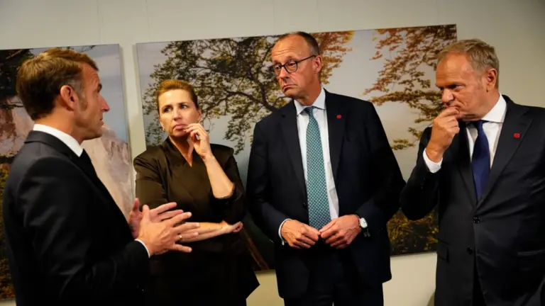 Da sinistra, il presidente francese Emmanuel Macron, la premier danese Mette Frederiksen, il cancelliere tedesco Friedrich Merz, il primo ministro polacco Donald Tusk, Copenaghen, 2 ottobre 2025 (foto Ansa)
