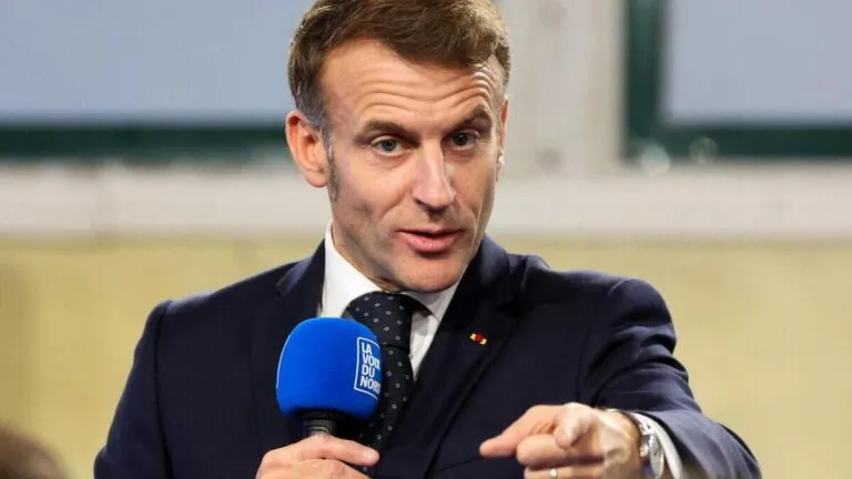 Il presidente francese Emmanuel Macron incontra alcuni lettori de La Voix du Nord