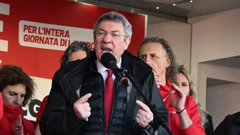 Il segretario generale della Cgil Maurizio Landini (foto Ansa)