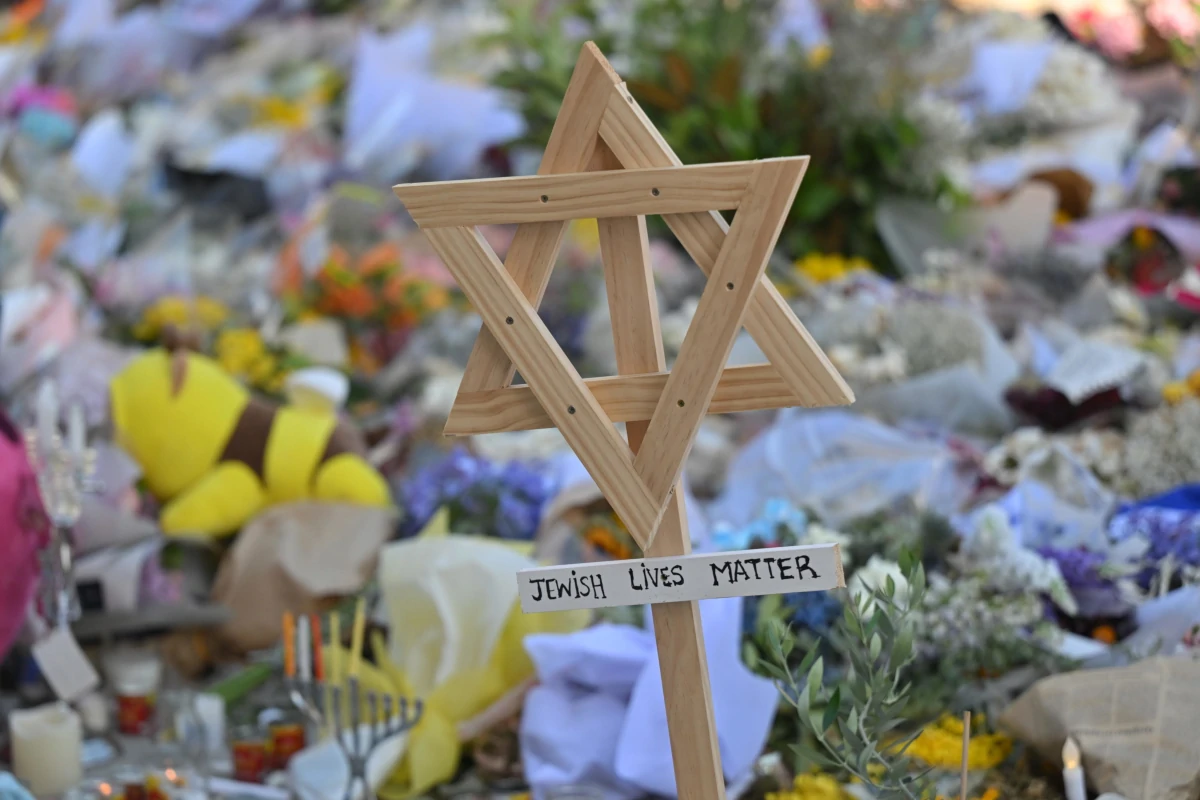 Una stella di David in legno nel luogo del memoriale delle vittime dell’attentato islamista del 14 dicembre scorso a Bondi Beach, Sydney, dove molti ebrei erano radunati per celebrare la Hanukkah (foto Ansa)