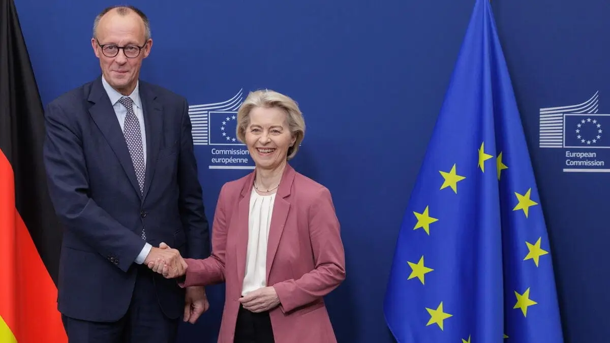 La presidente della Commissione europea Ursula von der Leyen con il cancelliere tedesco Friedrich Merz, Bruxelles, Belgio, 5 dicembre 2025 (Ansa)