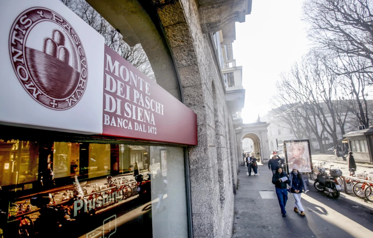 La vetrina della sede della banca Monte dei Paschi di Siena in piazza Cordusio a Milano (foto Ansa)
