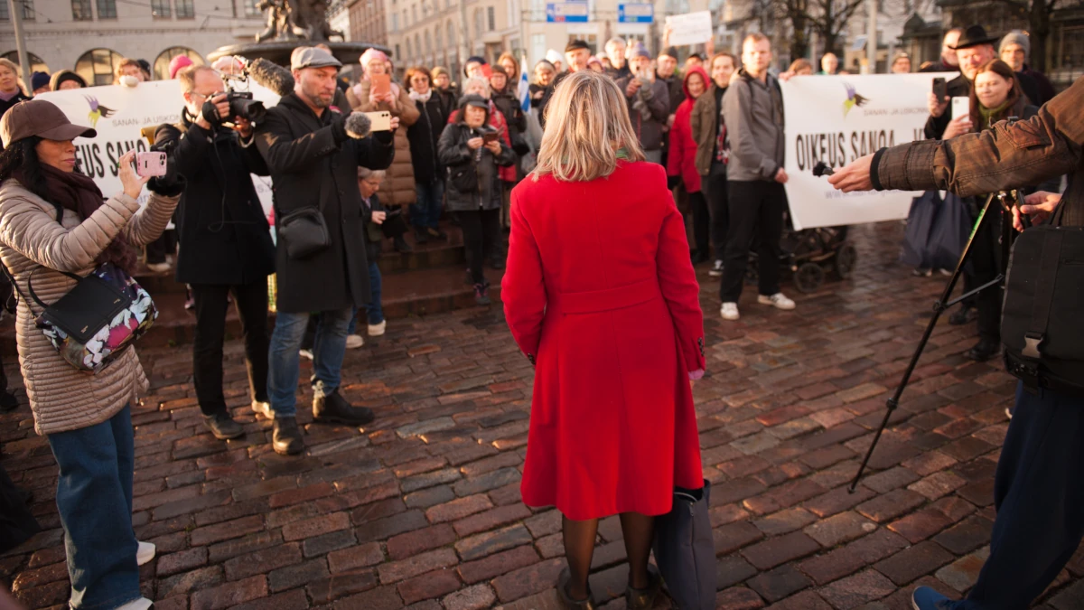 L’ex ministro dell’Interno finlandese Päivi Räsänen parla davanti a giornalisti e pubblico dopo l’udienza davanti alla Corte suprema di Helsinki, 30 ottobre 2025 (foto Adf International)
