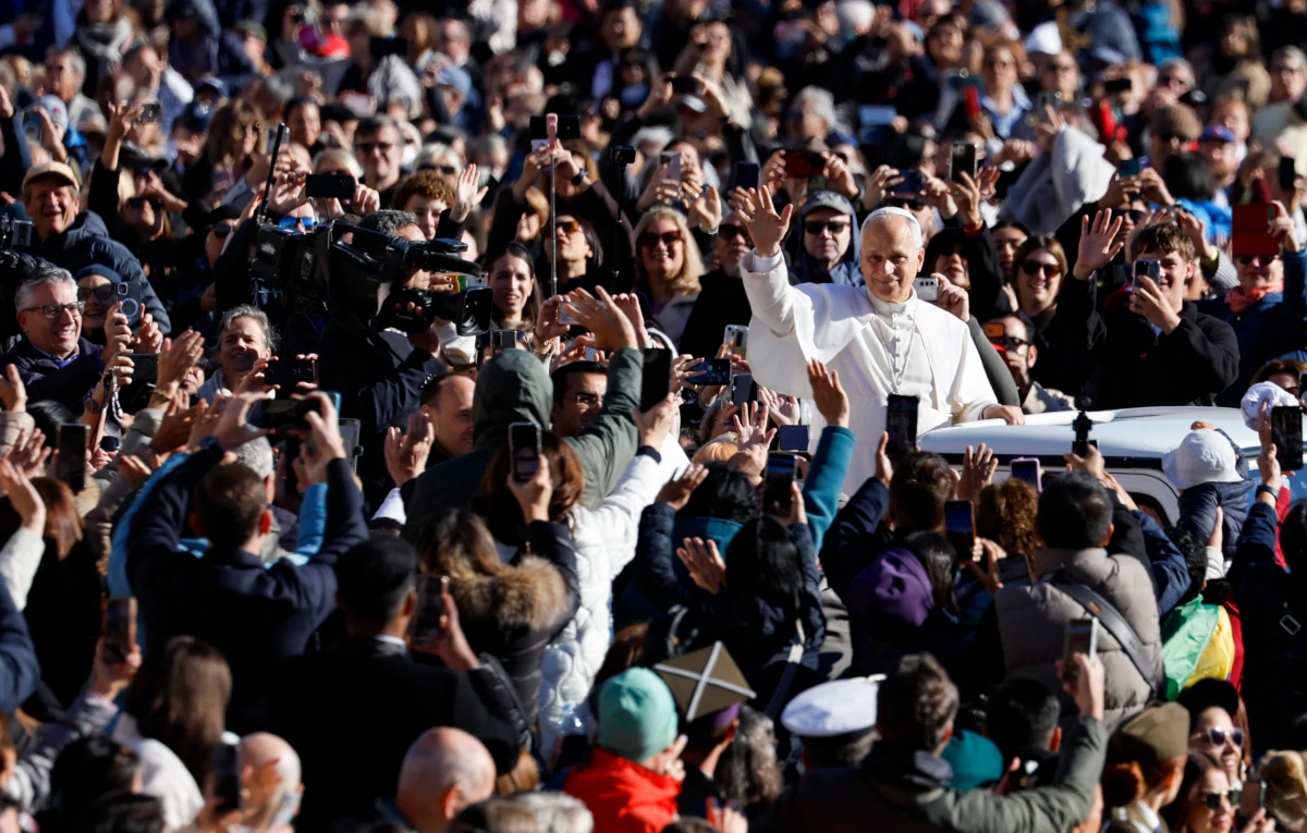 Papa Leone XIV tra i fedeli che hanno affollato piazza San Pietro a Roma per l’udienza generale di mercoledì 12 novembre 2025 (foto Ansa)
