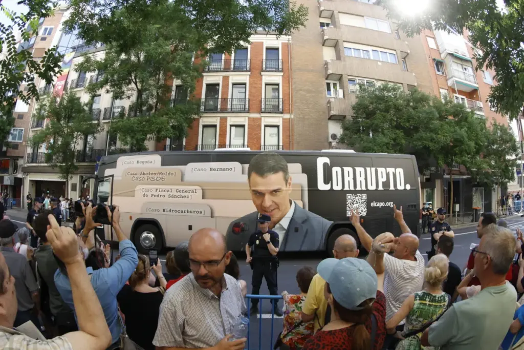 Protesta contro Pedro Sánchez davanti alla sede del Psoe a Madrid sull’onda delle indagini per corruzione che da mesi colpiscono esponenti di primo piano del partito socialista spagnolo, 5 luglio 2025 (foto Ansa)