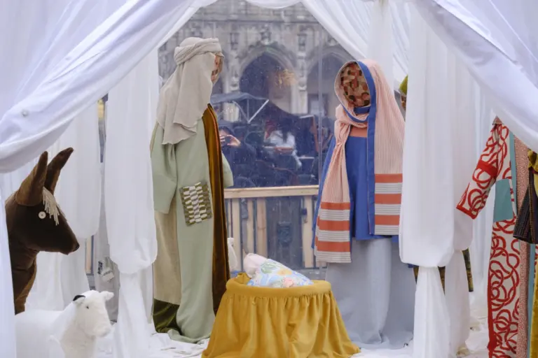 Il presepe con i personaggi senza volti allestito nella Grand-Place di Bruxelles (foto Ansa)