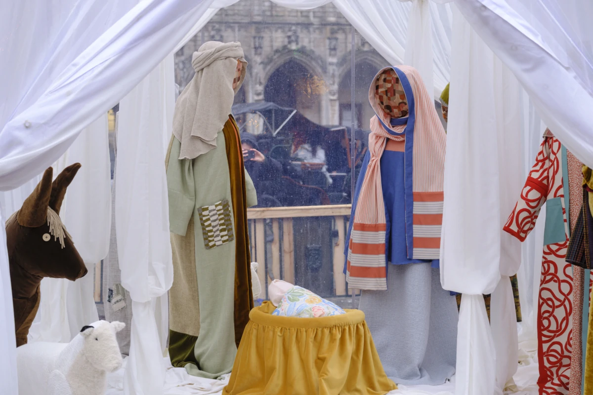 Il presepe con i personaggi senza volti allestito nella Grand-Place di Bruxelles (foto Ansa)