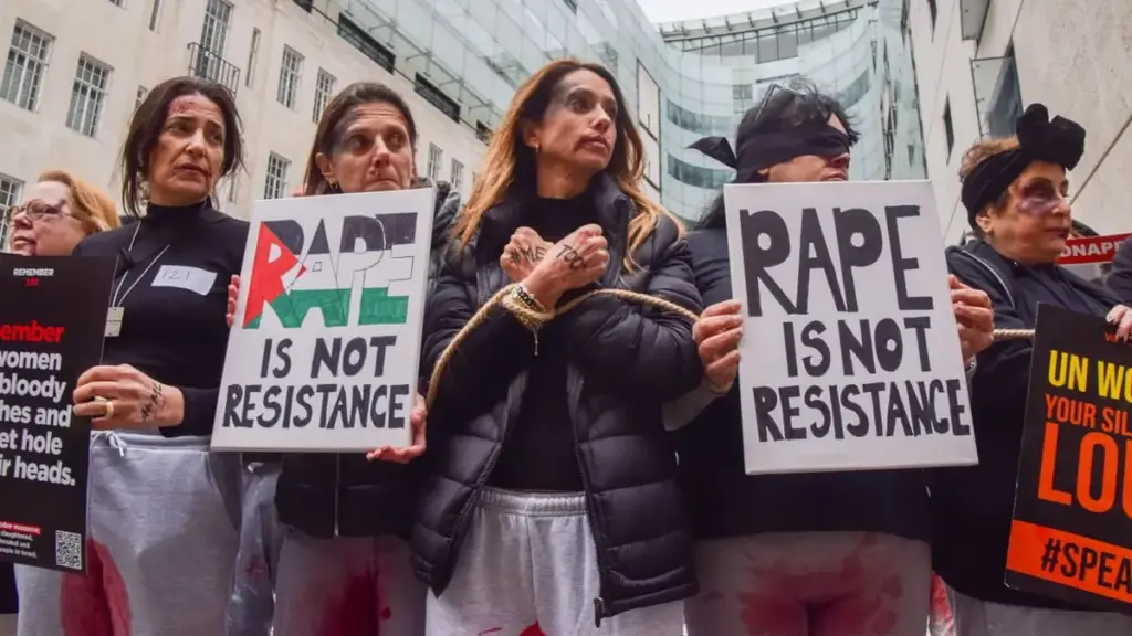 Una protesta davanti alla Bbc nel 2024 per denunciare gli stupri di donne israeliane da parte di Hamas il 7 ottobre 2023