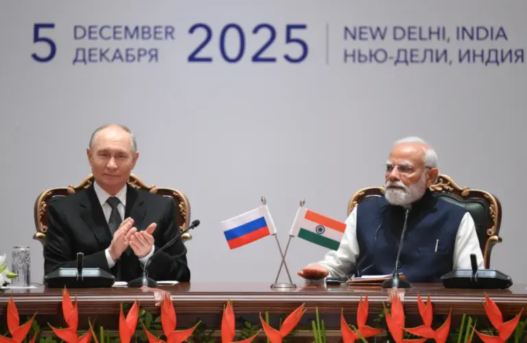 Il presidente russo Vladimir Putin con il primo ministro indiano Narendra Modi a Nuova Delhi, 5 dicembre 2025 (foto Ansa)