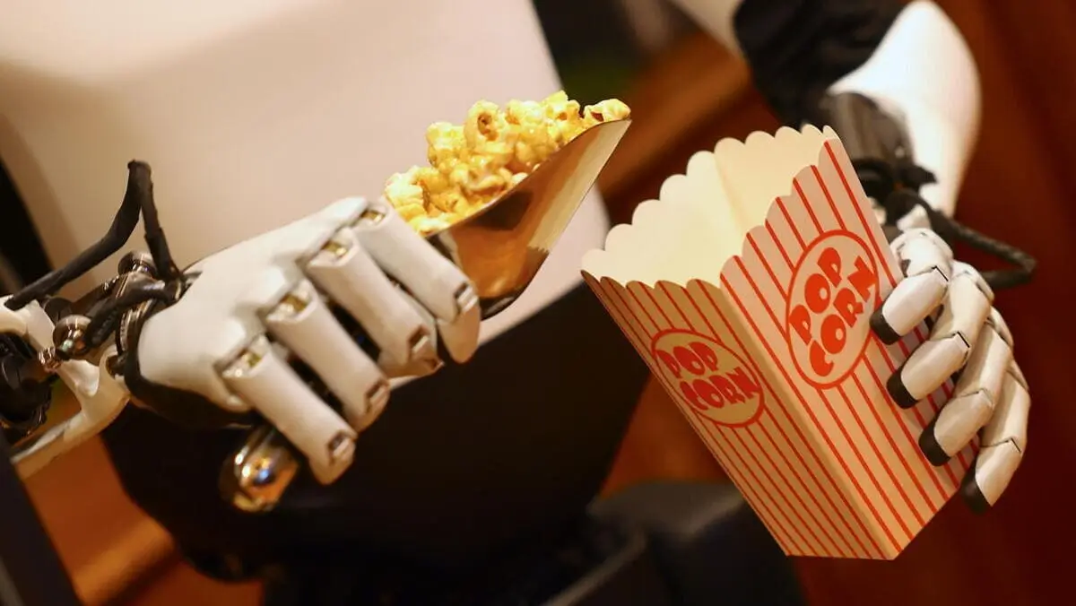 Un robot serve popcorn a un evento promozionale della Tesla a Berlino