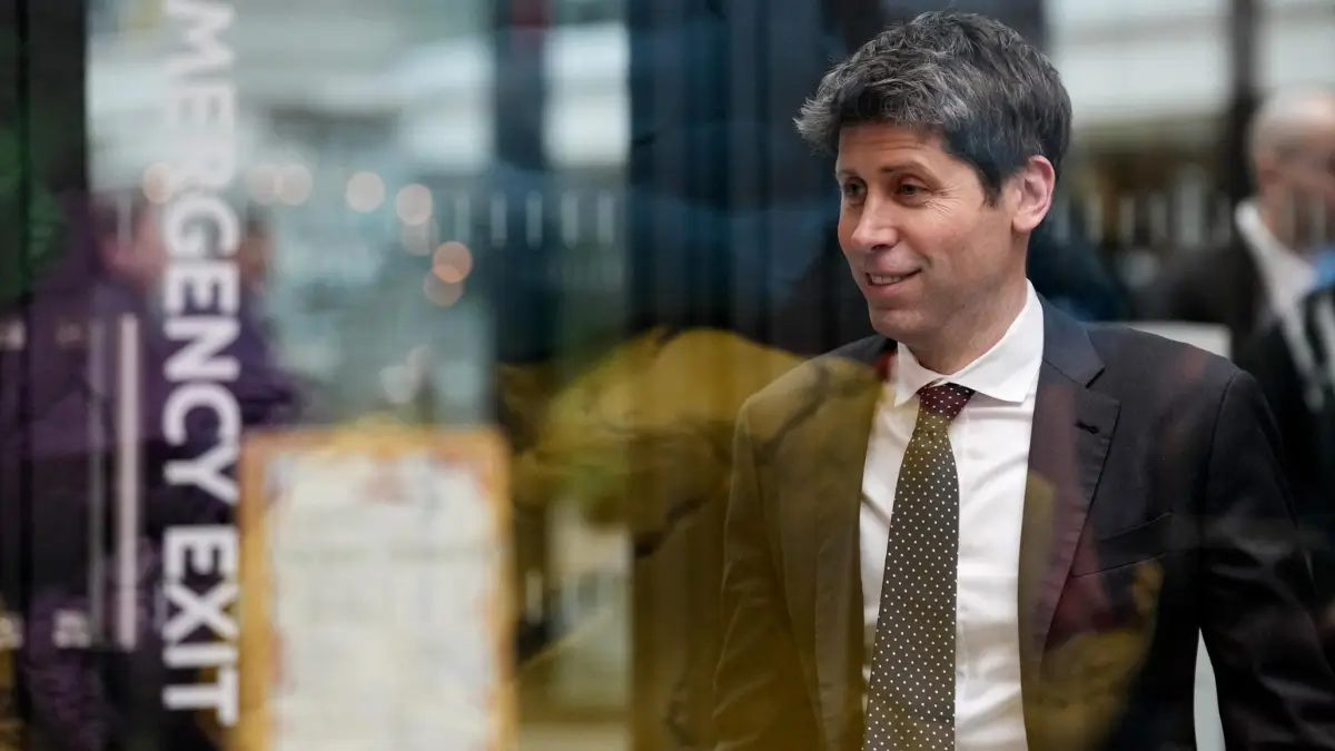 Il Ceo di OpenAi, Sam Altman, in visita all'incubatore di startup Station F, a margine dell'Artificial Intelligence Action Summit, a Parigi