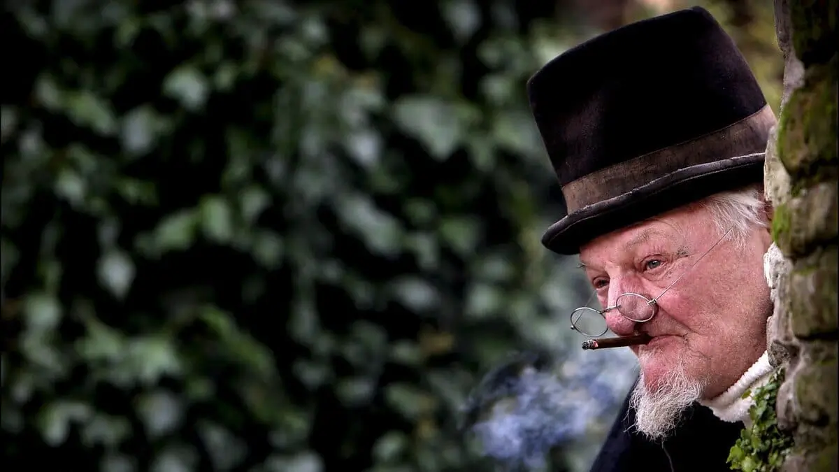 Sjef de Jong, alias Scrooge, osserva da dietro un muro durante il Dickens Festival nella cittadina storica di Bronkhorst, nei Paesi Bassi, il 13 dicembre 2008 (foto Ansa)