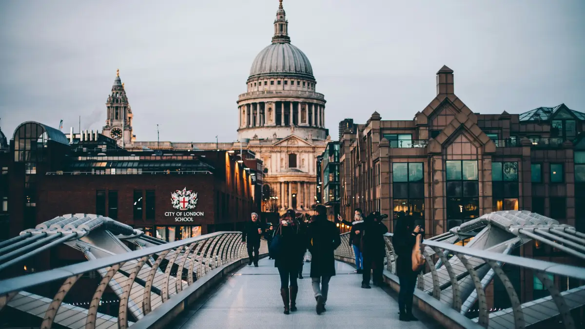 Veduta iconica della Cattedrale di St Paul a Londra, immortalata dal Millennium Bridge all'imbrunire