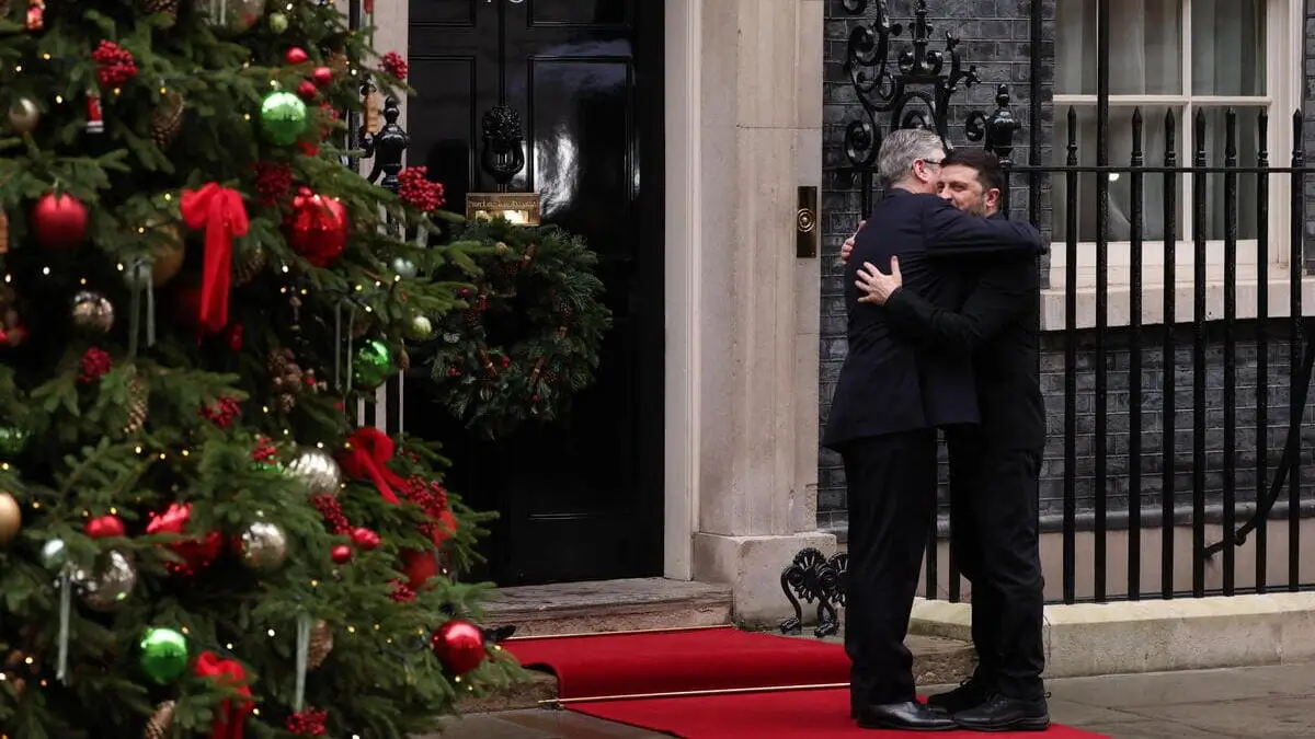 Volodymyr Zelensky abbraccia a Londra il premier inglese Keir Starmer
