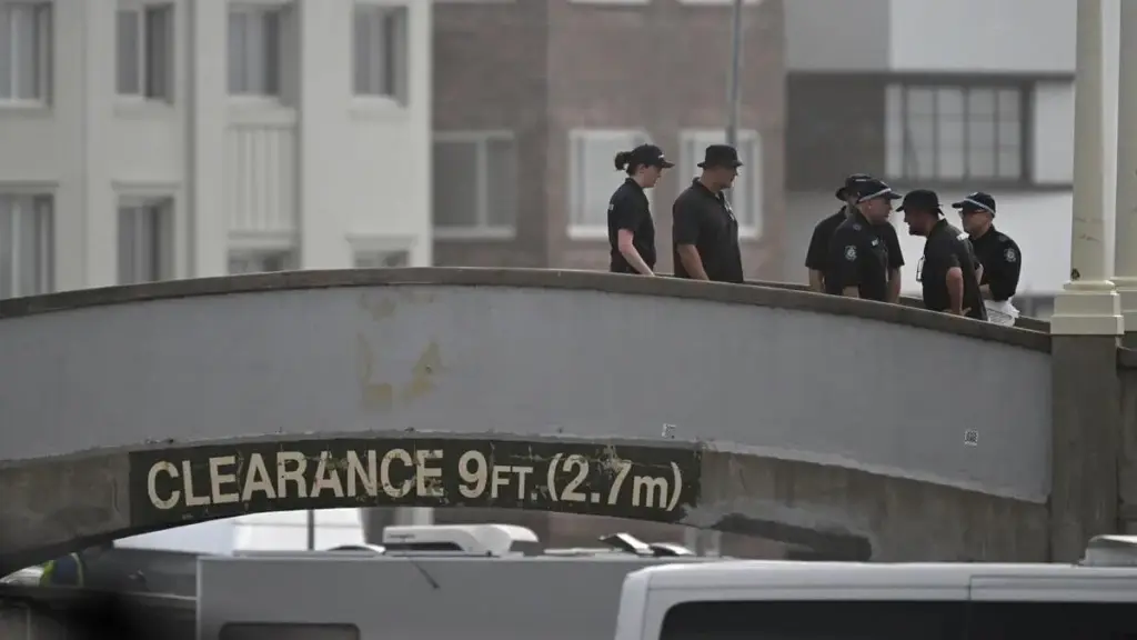 La polizia australiana controlla il ponte utilizzato per compiere la strage di domenica di Bondi Beach dai due attentatori, Sajid e Naveed Akram