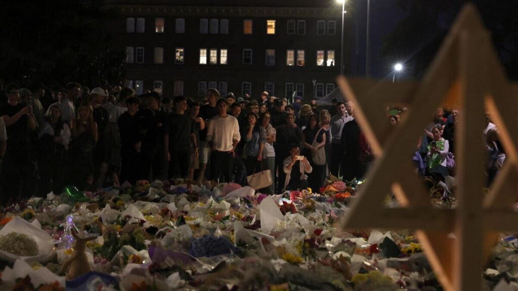 Una folla riunita a Bondi Beach per commemorare i 15 ebrei uccisi dagli Akram nella strage antisemita di domenica