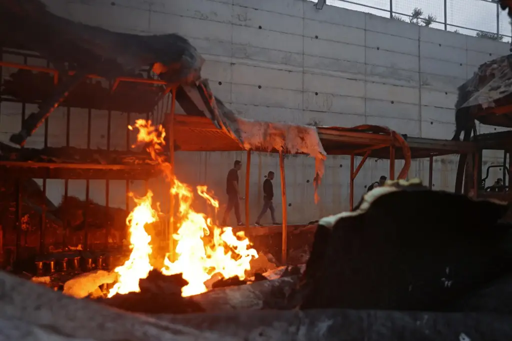 Un incendio a Al-Lada'in, nei pressi del villaggio di Beit Lid, dopo un attacco dei coloni israeliani