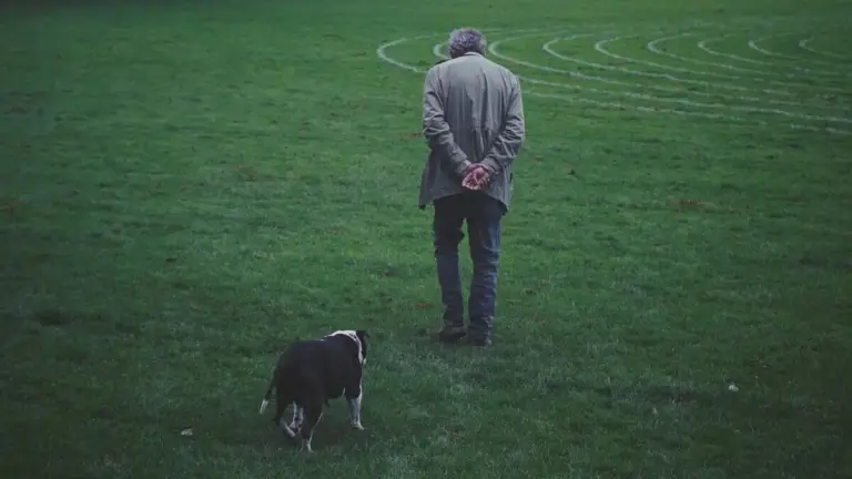 L’uomo che parla con il cane