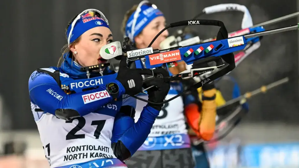 L'italiana Dorothea Wierer in azione durante la tappa della Coppa del mondo di biathlon a Kontiolahti, in Finlandia, l'8 dicembre 2024