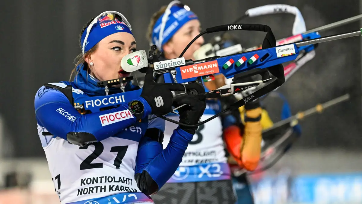 L'italiana Dorothea Wierer in azione durante la tappa della Coppa del mondo di biathlon a Kontiolahti, in Finlandia, l'8 dicembre 2024