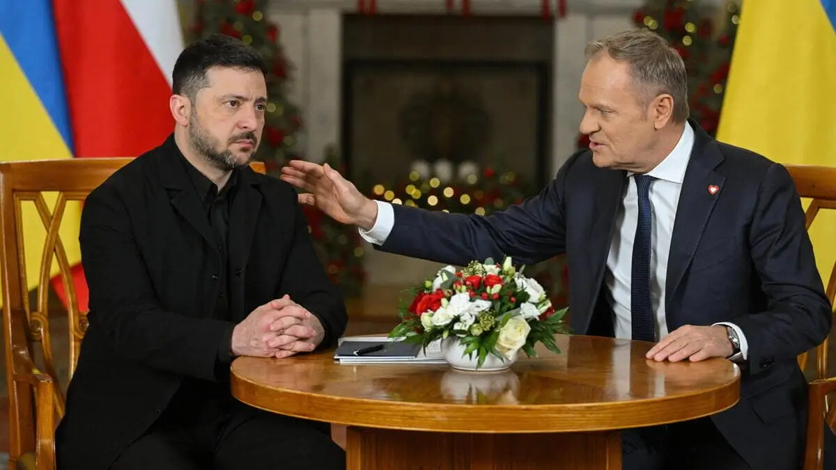 L'incontro a Varsavia tra il presidente ucraino Volodymyr Zelensky e il premier polacco Donald Tusk dopo il Consiglio europeo