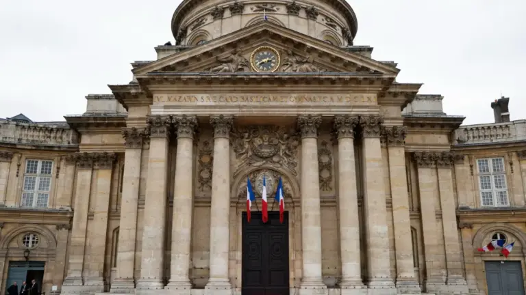 In Francia è scontro istituzionale sulla scrittura inclusiva, «balbuzie ridicola»