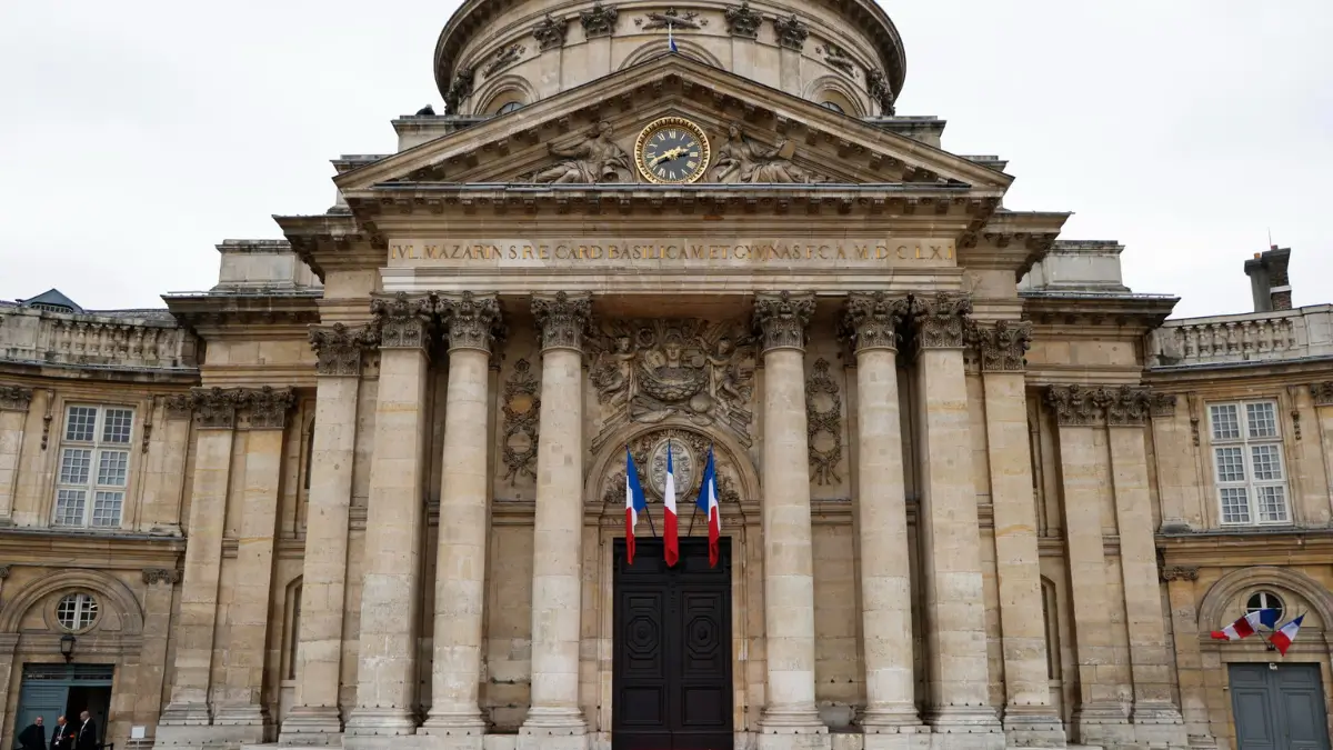 L'Institut de France, sede dell'Académie française, a Parigi. Scrittura inclusiva