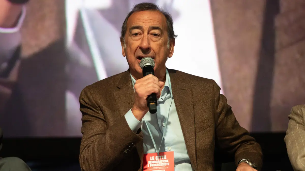 Beppe Sala, sindaco di Milano, parla sul palco dell'assemblea nazionale degli amministratori del Pd, Bologna 15 novembre 2025