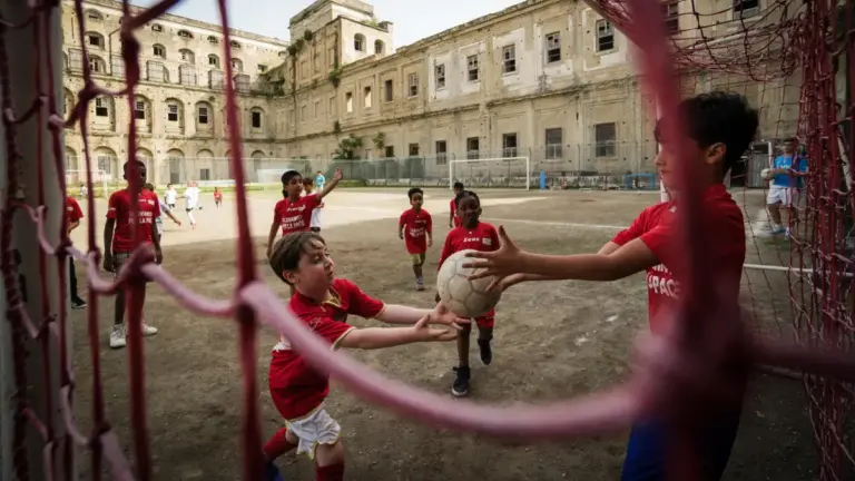Chi ha chiuso il calcio dei bambini in un recinto?