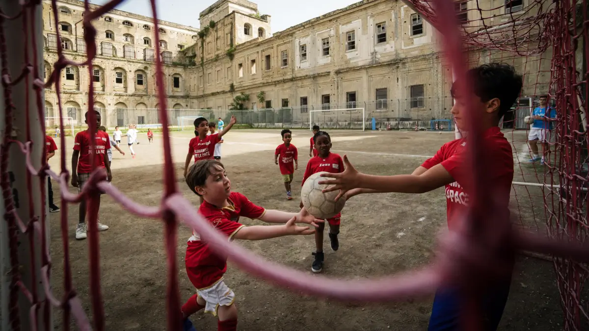 Un momento della manifestazione “Alleniamoci per la pace” presso la scuola calcio dell’albergo dei poveri di Napoli, 20 maggio 2024 (foto Ansa)
