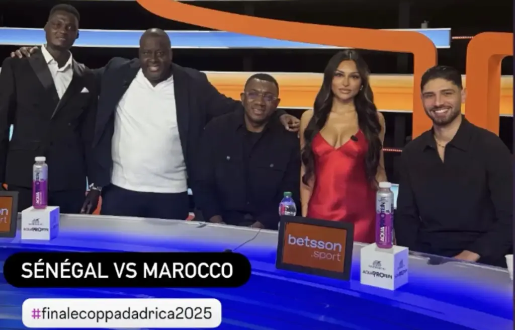 Gli ospiti nello studio di Sportitalia durante la finale di Coppa d'Africa. Da sinistra: Ben Ousmane Thiaw, Malu Mpasinkatu, Benoit Menye, Naomi Moschitta, Achraf Lazaar