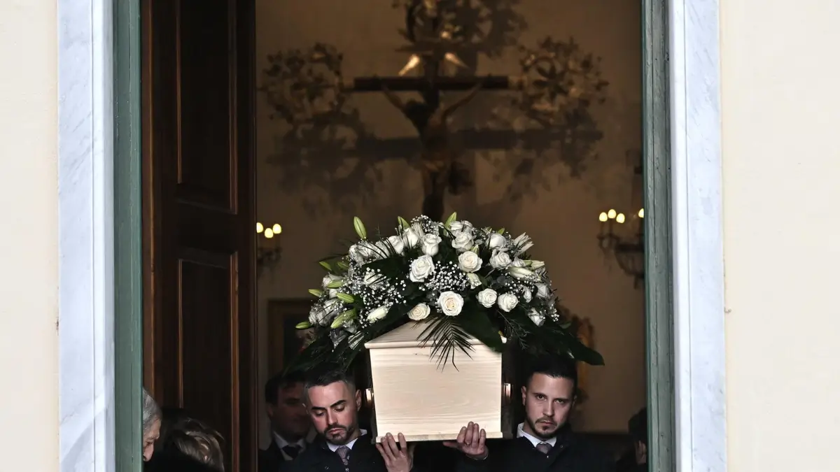 I funerali di Emanuele Galeppini, il ragazzo genovese morto nell'incendio di Crans Montana, nella chiesa di Sant'Antonio a Boccadasse, Genova, 8 gennaio 2026