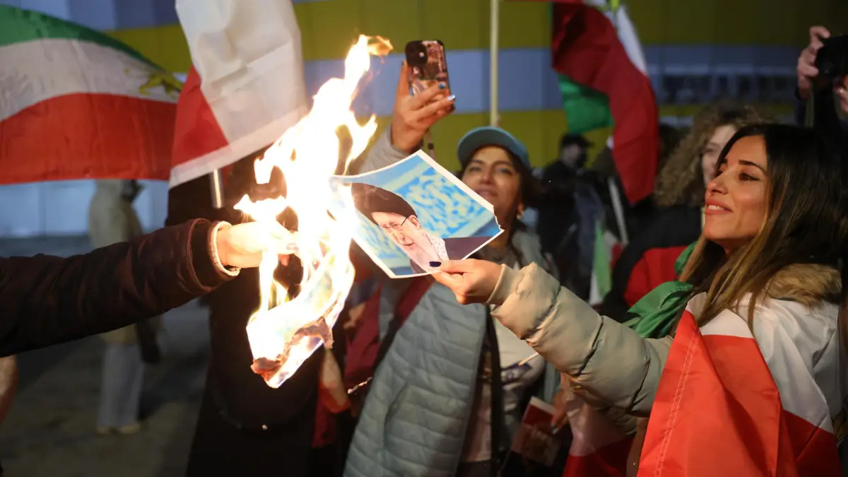 Membri della comunità iraniana in Israele manifestano a Holon contro il regime in Iran bruciando una foto di Khamenei