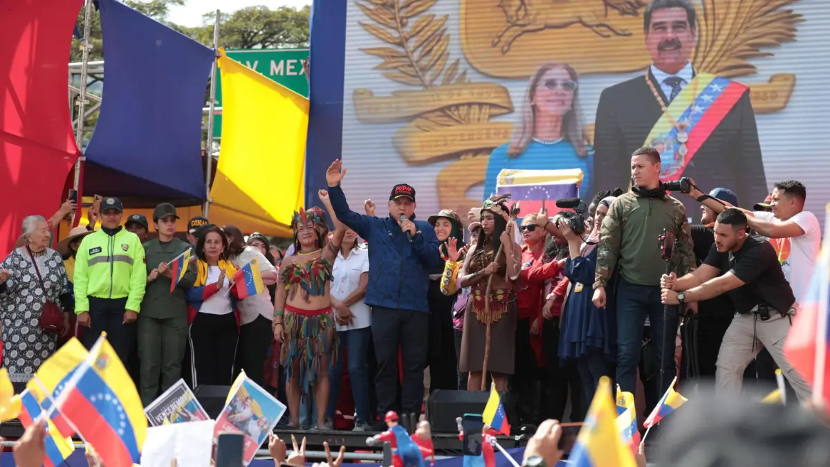 Il ministro dell'Interno e di Giustizia e Pace del Venezuela, Diosdado Cabello, parla in occasione di una marcia per il Chavismo a Caracas, chiedendo la liberazione di Nicolas Maduro (foto Ansa)