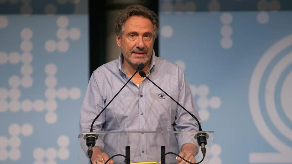 Il geologo e divulgatore Mario Tozzi durante il suo intervento al “Festival della Mobilità sostenibile e delle Città intelligenti” il 18 settembre 2024 a Roma (foto Ansa)