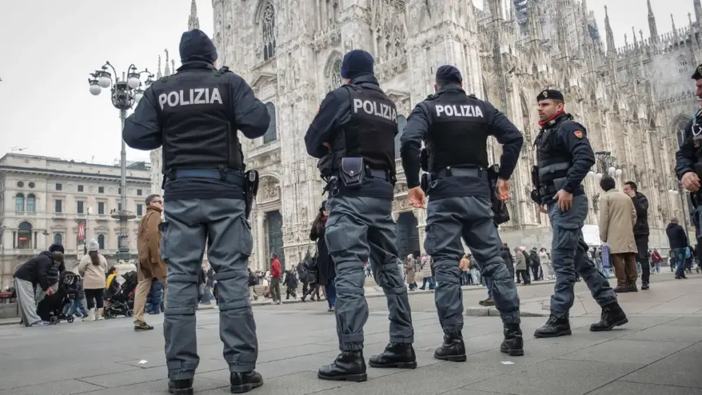 Poliziotti in piazza del Duomo a Milano