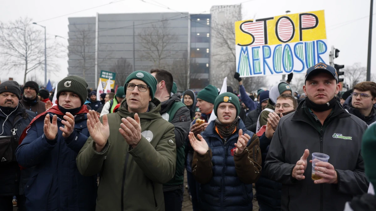 L’applauso degli agricoltori riuniti a Strasburgo per protestare contro l’accordo Ue-Mercosur alla notizia del voto dell’Europarlamento che ha rimesso la valutazione della legittimità del trattato nelle mani della Corte di giustizia dell’Unione Europea, 21 gennaio 2026 (foto Ansa)