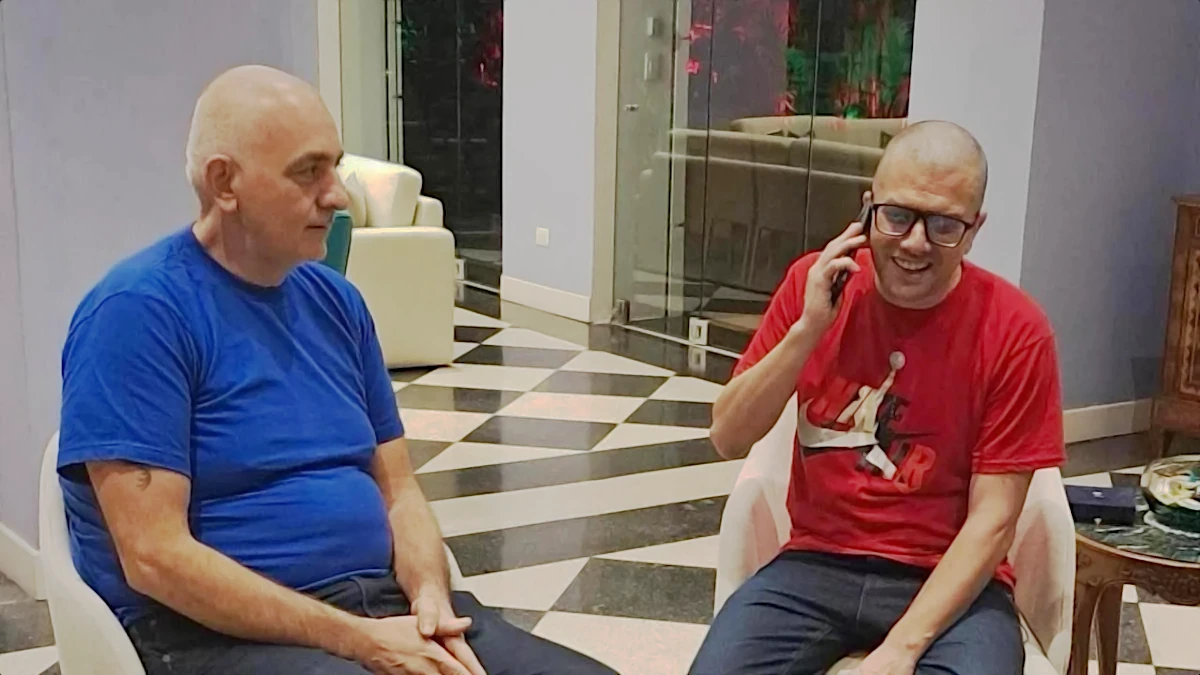 Alberto Trentini (a destra nella foto) e Mario Burlò fotografati nella residenza dell’ambasciatore a Caracas Giovanni Umberto De Vito dopo la liberazione dal carcere, 12 gennaio 2026 (foto Ansa)