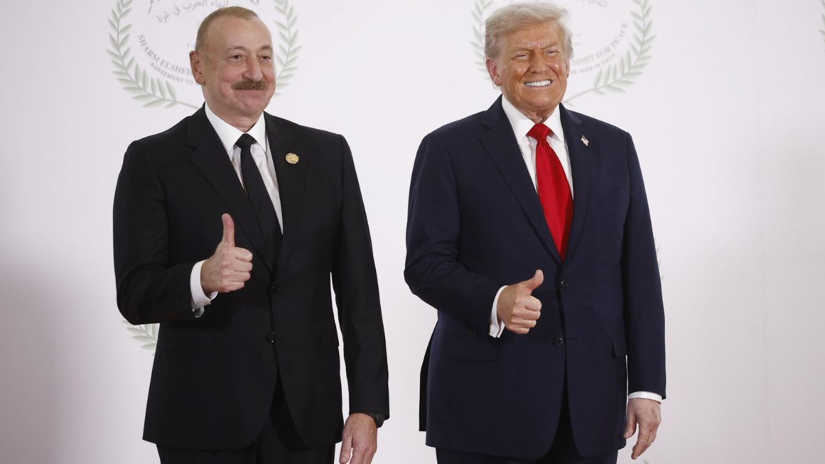 Il presidente azero Ilham Aliyev (a sinistra) e il presidente degli Stati Uniti Donald Trump (a destra) posano durante la cerimonia di saluto prima della foto di famiglia al Summit di pace di Gaza a Sharm El-Sheikh, Egitto, 13 ottobre 2025 (foto Ansa)