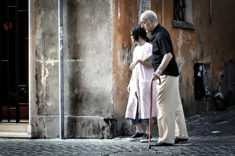 Anziano con badante (foto Ansa)