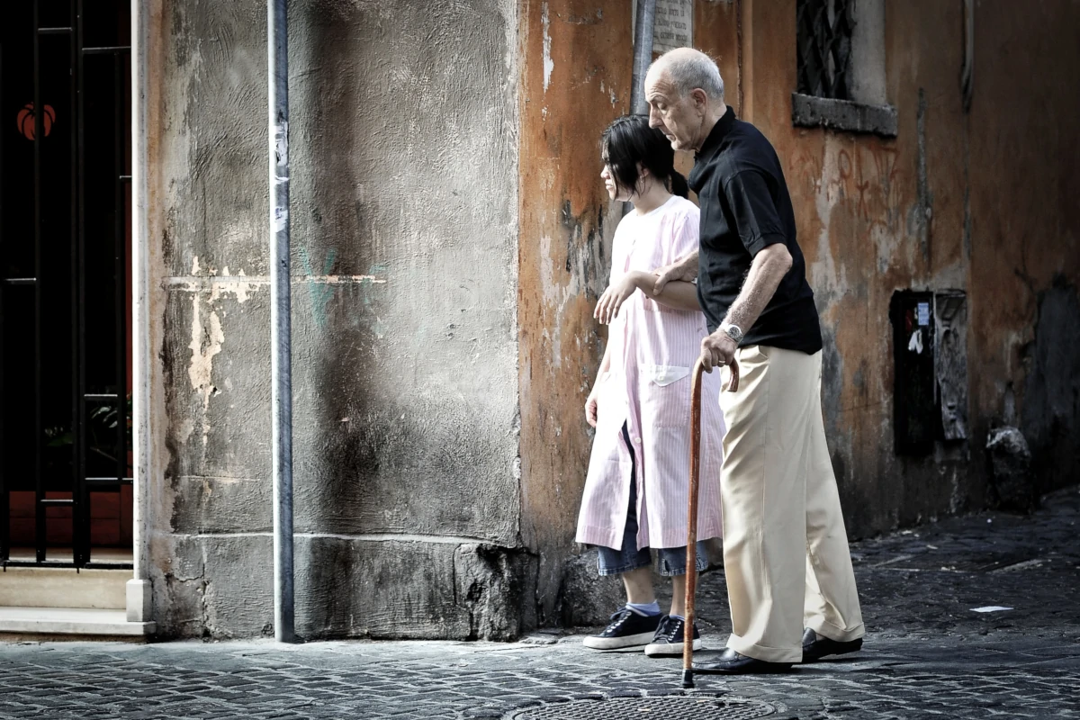 Anziano con badante (foto Ansa)