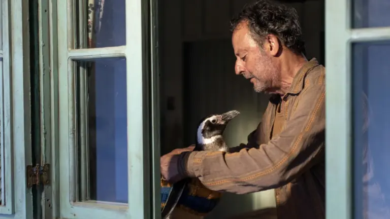 Troppi buoni sentimenti per Jean Reno e il suo “amico pinguino”