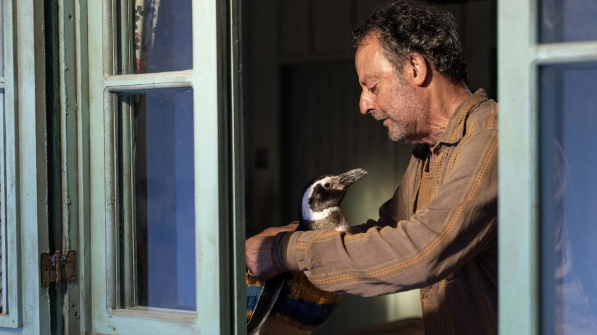 Fotogramma del film “Il mio amico pinguino” di David Schurmann con Jean Reno