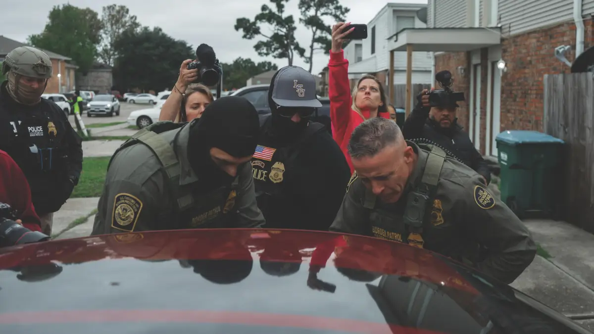 Il capo brigata “star” della polizia di frontiera Gregory Bovino (a destra) in azione a Kenner, Louisiana, meta di molti immigrati ispanici, spesso irregolari, 5 dicembre 2025 Trump immigrazione