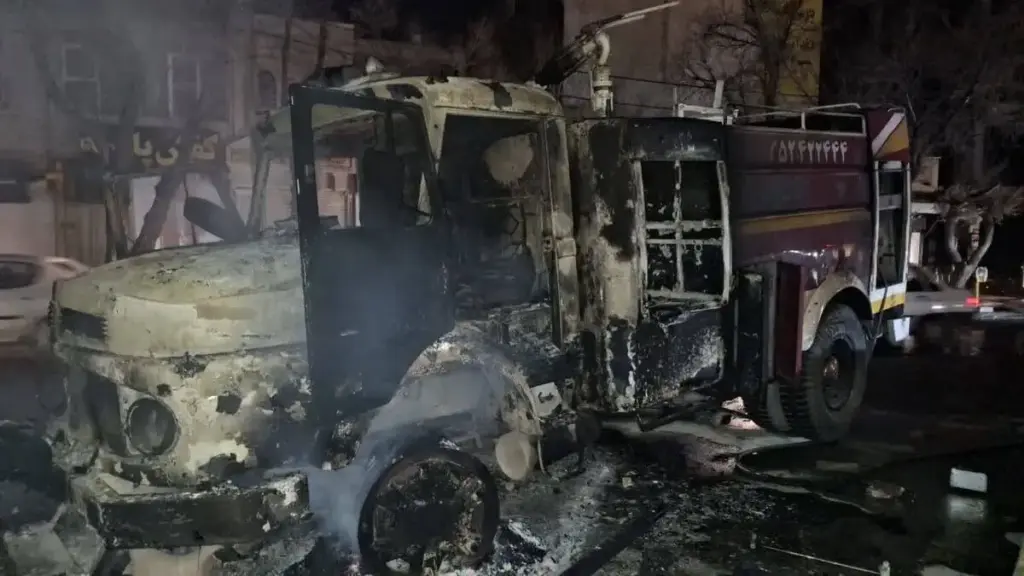 Un autobus bruciato durante le proteste di piazza a Isfahan